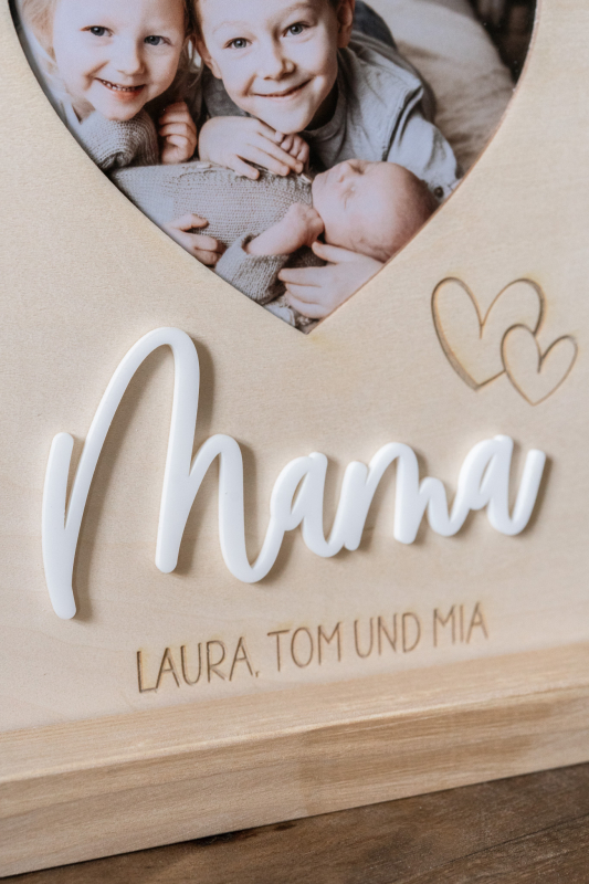 Personalisierter Fotoaufsteller aus Holz mit Acryl-Schriftzug (Mama/Papa/Oma/Opa) – Herzfenster